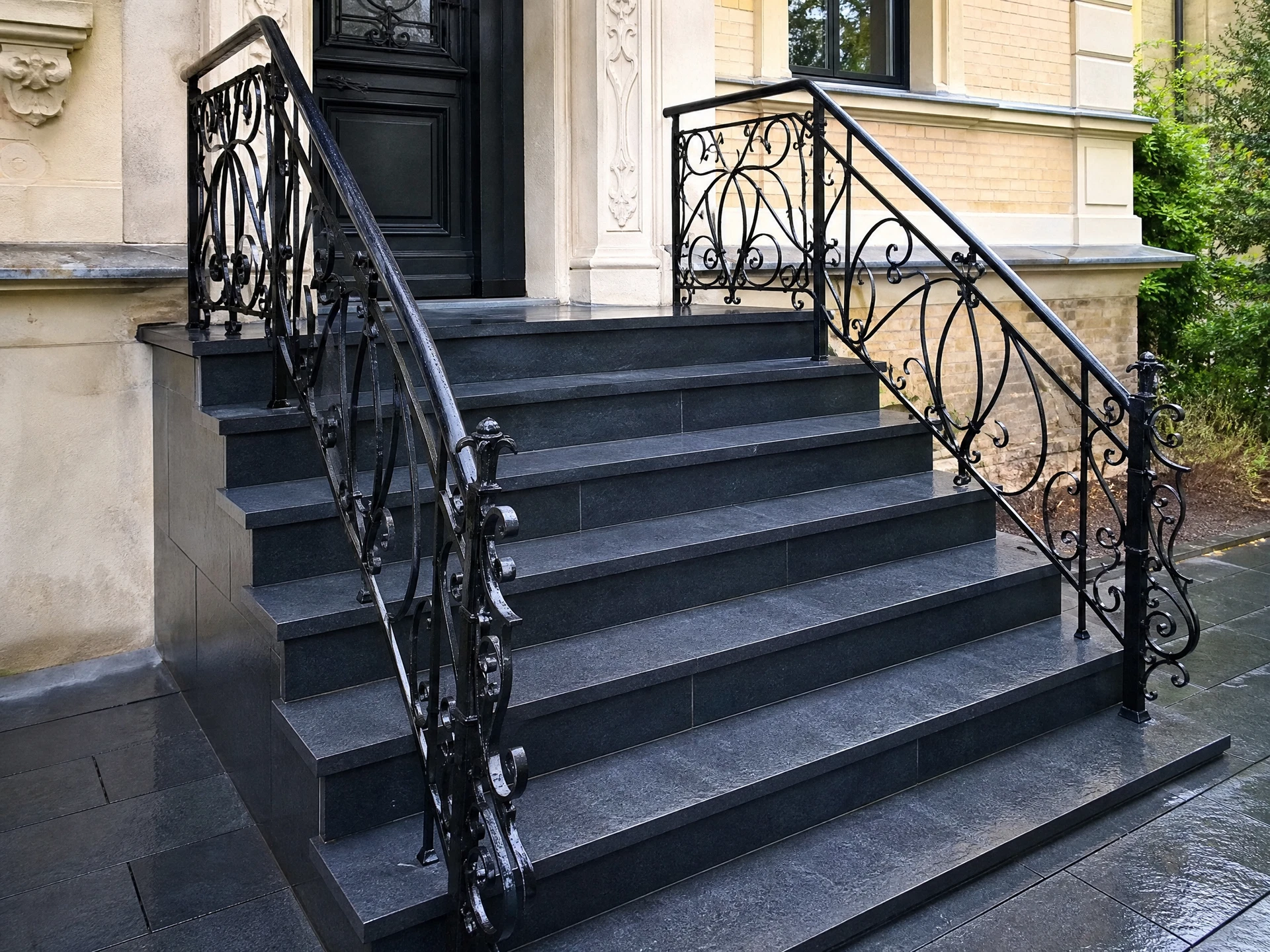 Schiefer-Treppe – illustrative Darstellung nach der Natursteinreinigung