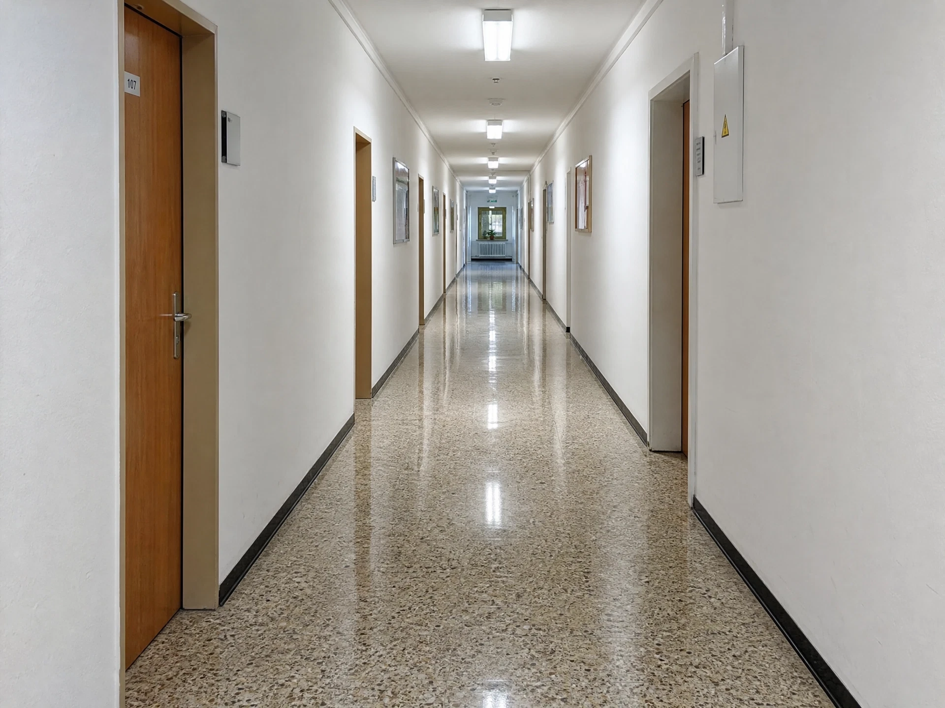 Terrazzo-Flur – illustrative Darstellung nach der Natursteinreinigung